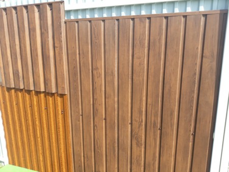 Többféle profilban, mindkét oldali famintával is kérhető. Kerítésnek, oldalfalnak kíváló. 